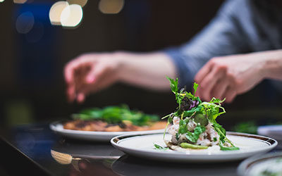 Aprende a adoptar la cocina fusión en tu restaurante.